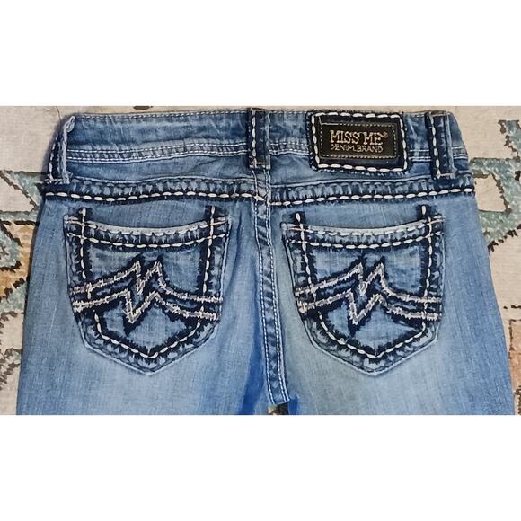 Miss Me Women's Denim Capris with Embroidered back pockets Size 27 - Picture 3 of 8
